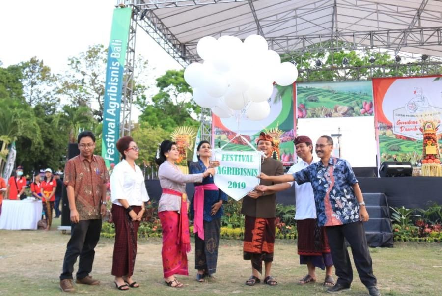 podiumnews.com-Gubernur Koster Tegaskan Keberpihakan pada Petani Lokal Bali